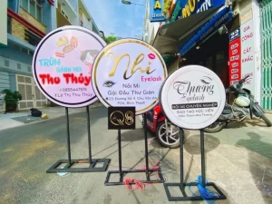 Bảng Hiệu Đứng Giải Pháp Thu Hút Khách Hàng Trực Diện & 50+ Mẫu Đẹp Nhất